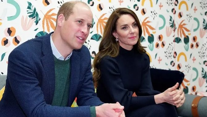 pangeran william dan kate middleton saat berkunjung ke open door charity di birkenhead inggris 12 januari 2o23