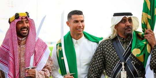 Pegang Pedang Scimitar, Gaya Cristiano Ronaldo Berpakaian Gamis Jadi Sorotan Dunia