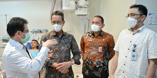 Heru Budi Jenguk Satpol PP yang Ditusuk Pedagang Kopi Keliling di Bundaran HI