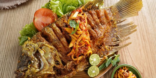 4 Trik Menggoreng Ikan agar Nggak Lengket dan Meletup, Penasaran?