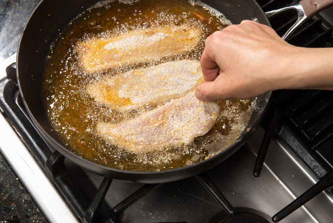 4 trik menggoreng ikan agar nggak lengket dan meletup penasaran