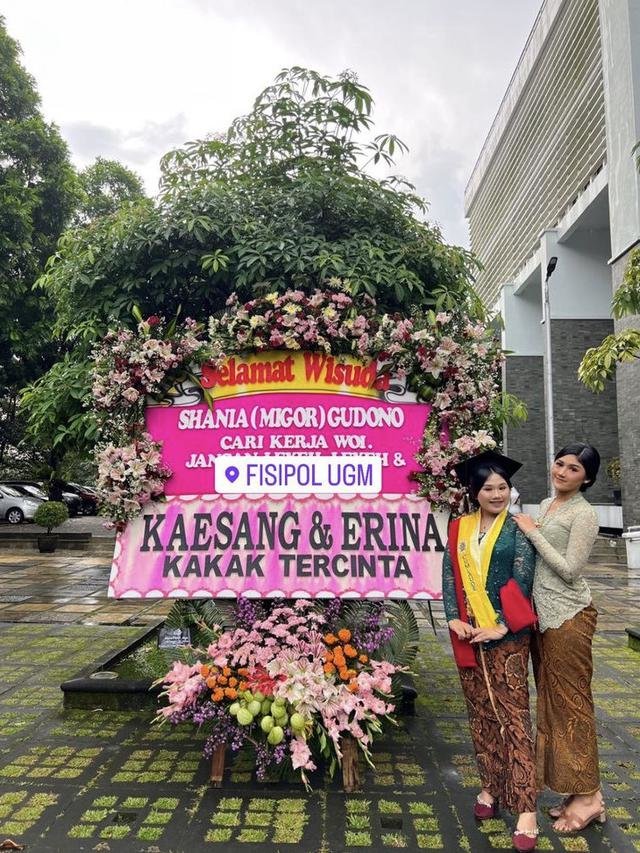 jadi lulusan terbaik intip momen wisuda shania gudono adik erina gudono