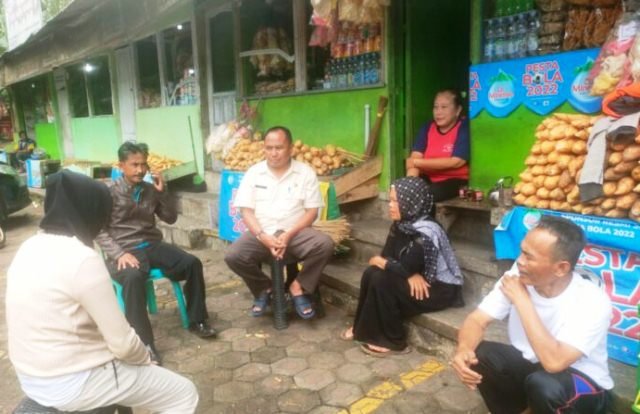 nasib penjual ubi cilembu di jalur cadas pangeran yang kini sepi