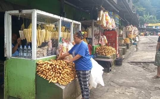 nasib penjual ubi cilembu di jalur cadas pangeran yang kini sepi