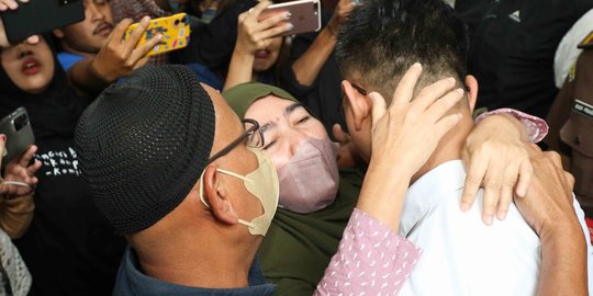 Divonis 10 Bulan Penjara, Tangis Irfan Widyanto Pecah di Pelukan Orang Tua