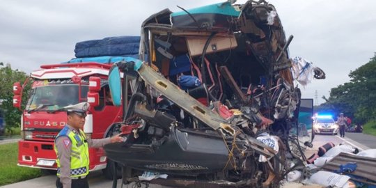 Bus Tabrak Truk Pengangkut Beras Di Tol Cipali Lima Orang Meninggal 5982