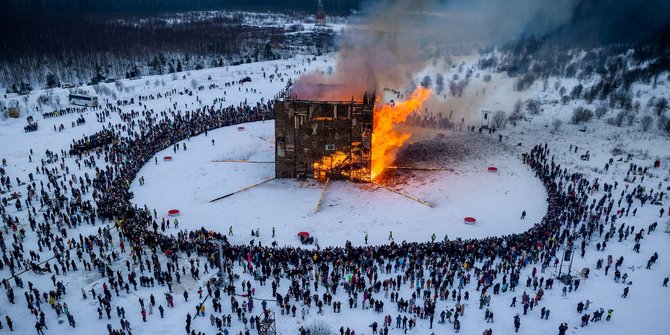 Tradisi Mengakhiri Musim Dingin, Rusia Bakar Objek Kubus Raksasa