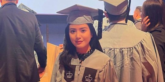 Momen Wisuda Valencia Tanoe di Columbia Business School, Gelarnya Curi Perhatian