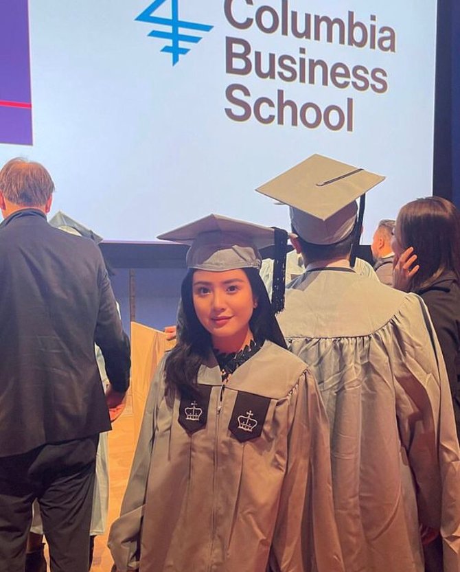 cantik amp pintar ini momen wisuda valencia tanoe dari columbia business school