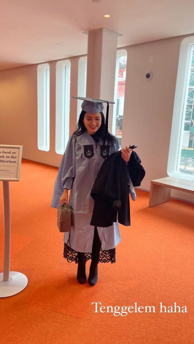 cantik amp pintar ini momen wisuda valencia tanoe dari columbia business school