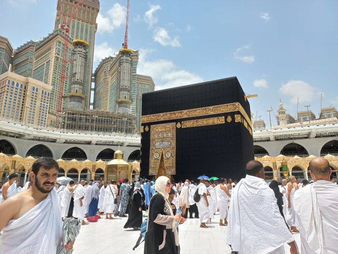 jemaah haji kembali sentuh kabah dan mencium hajar aswad