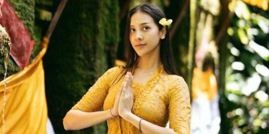 7 Potret Cantik Artis Tanah Air saat Jalani Ritual Melukat di Bali