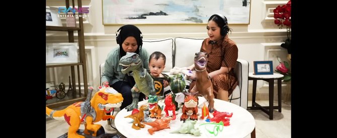 tingkah lucu sus rini beri nama mainan dinosaurus milik rayyanza nagita ngakak