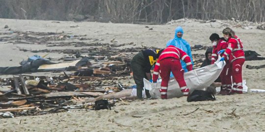 Kapal Hancur Dihantam Badai, Puluhan Imgran Tewas Terdampar di Pantai Italia