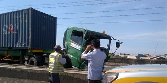 Kronologi Kecelakaan Dua Truk di Tol Wiyoto Wiyono