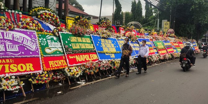 Sidang Vonis, Karangan Bunga Berisi Dukungan Hendra Kurniawan Menumpuk di PN Jaksel