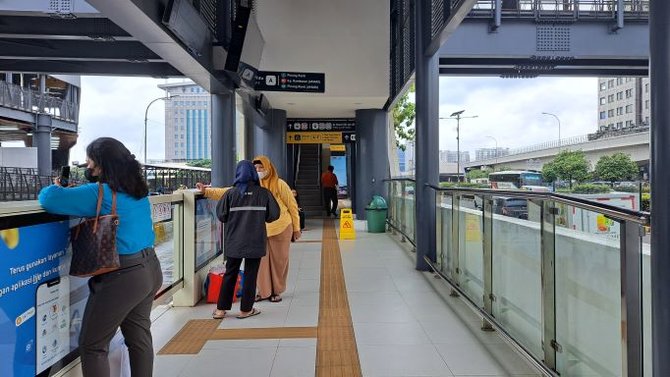 tangga sempit halte transjakarta cikoko cawang