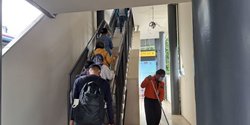 Penampakan Tangga Sempit Halte TransJakarta Cikoko Cawang, Lewat Harus Bergantian
