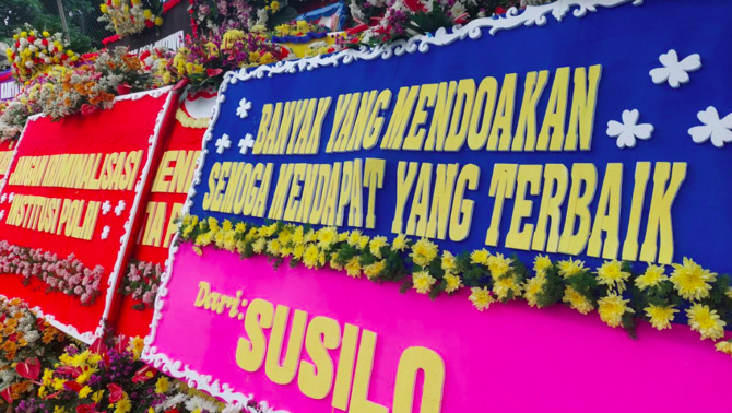 karangan bunga hendra kurniawan