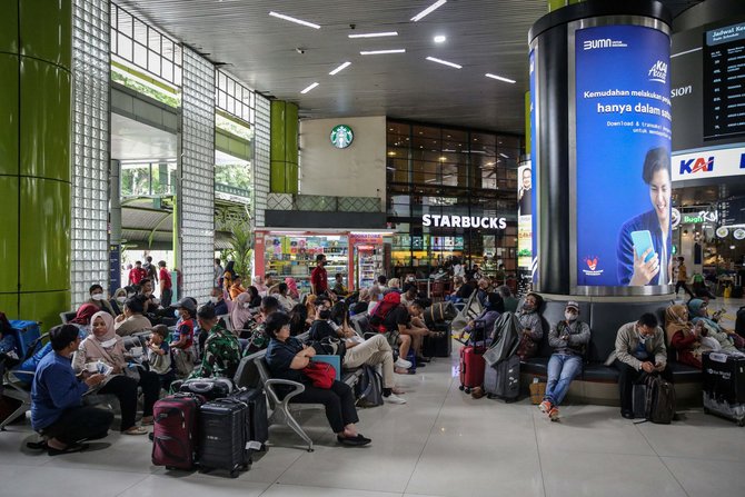 aktivitas penumpang di stasiun gambir