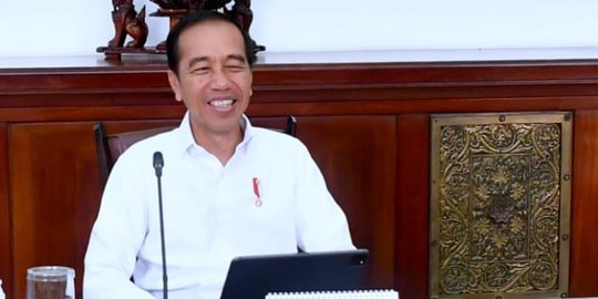 Tawa dan Tepuk Tangan Jokowi untuk Ganjar-Erick