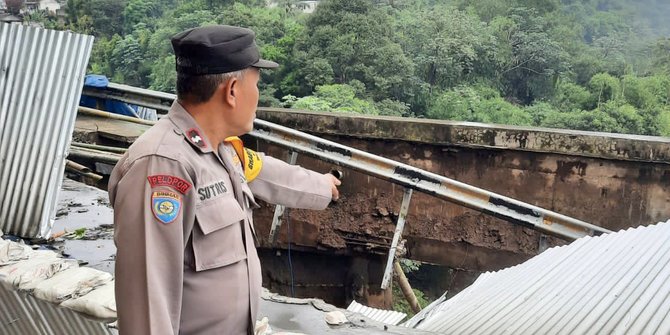 Jembatan Cikreteg di Jalan Raya Bogor-Sukabumi Kembali Amblas, Kendaraan Dialihkan