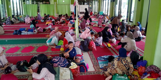 Stok Bantuan Pengungsi Banjir di Karangbahagia Bekasi Menipis