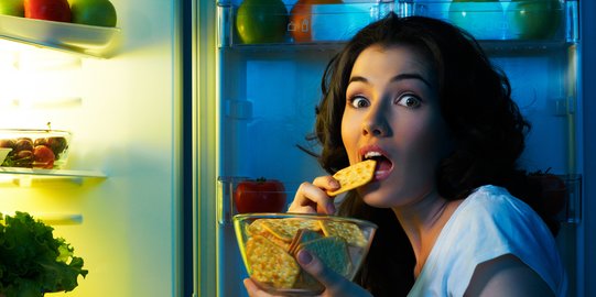 Ini Penyebab Mengapa Makan di Tengah Malam Mudah Buat Kamu Lebih Gemuk