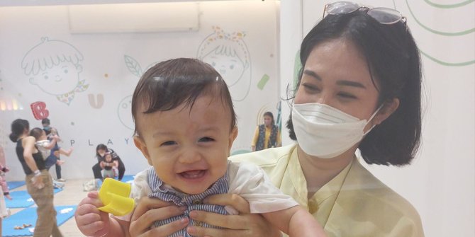 6 Potret Baby Arash Anak Faradilla Yoshi Menginjak 9 Bulan, Netizen 'Baby Ganteng'
