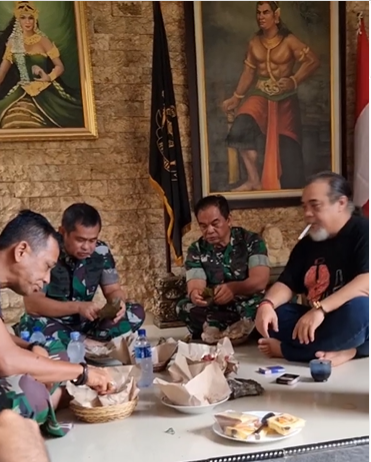 momen pangkostrad letjen maruli makan nasi bungkus