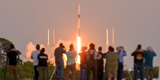 Momen Roket Elon Musk Luncurkan Empat Kru dan 21 Satelit Starlink ke Orbit Bumi