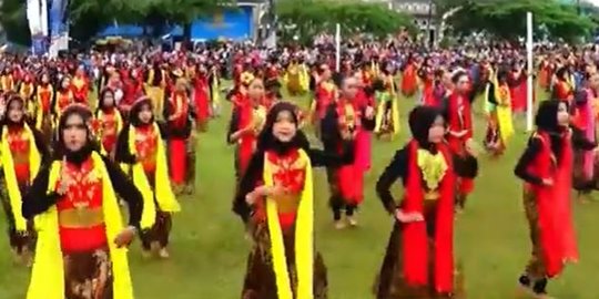 Peringati HUT Banjarnegara, Begini Keseruan Ribuan Pelajar Ikut Tarian Dawet Ayu