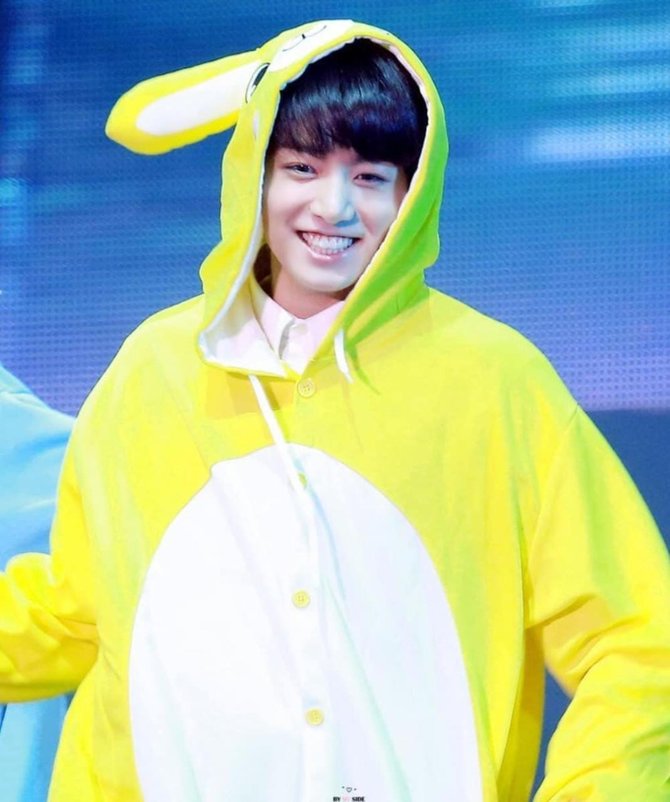 gemas banget ini 5 potret jungkook bts pakai kostum kelinci berwarna kuning