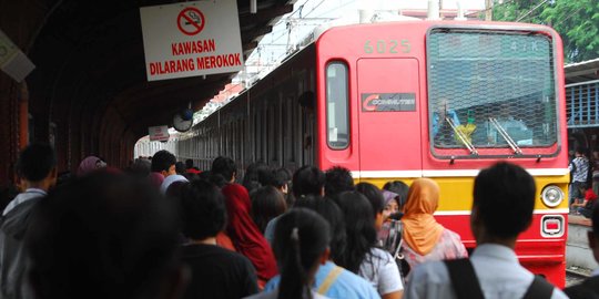 Izin Impor Kereta Bekas Belum Keluar, Erick Thohir Takut Tarif KRL Mahal