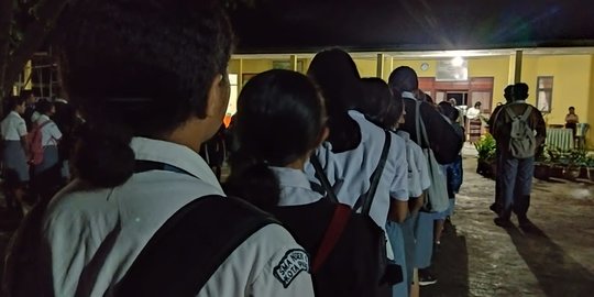 Masuk Sekolah Pukul 5 Pagi, Siswa di Kupang Jalan Kaki 8 Km saat Langit Masih Gelap