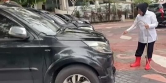 Viral Aksi Cuci Mobil Dinas, Ini Kebiasaan Lain Mensos Risma saat Tiba di Kantor