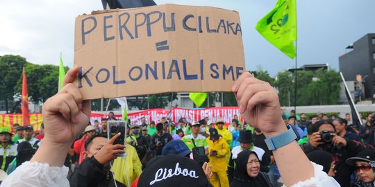 Geruduk DPR, Massa Buruh dan Mahasiswa Tolak Perppu Cipta Kerja