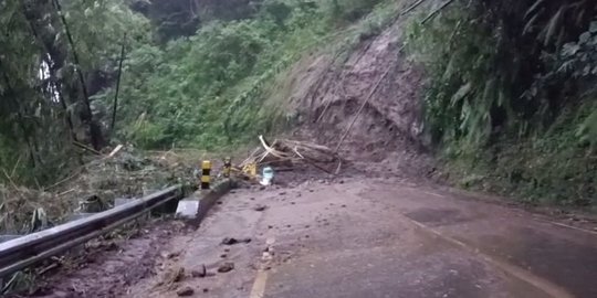 Akses Jalur Malang-Kediri Ditutup Total Akibat Tertutup Longsor