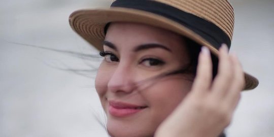 Potret Medina Dina Disebut Pacar Gading Marten, Sosoknya Cantik Tak Bosan Dipandang