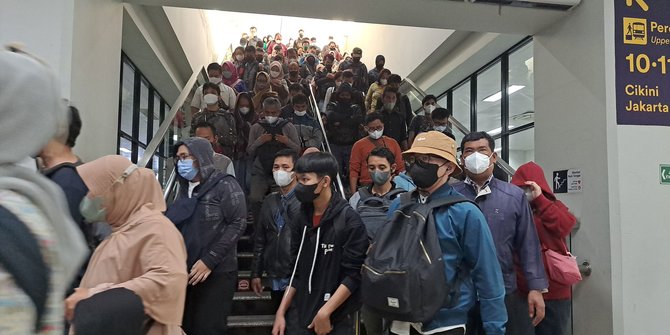 Impor KRL Terkendala Izin, Siap-Siap Stasiun Manggarai Makin Padat dan Semrawut