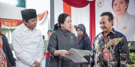 Puan Maharani bersama Wamen ATR Bagikan 300 Sertifikat di Cianjur