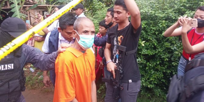 Dukun Aki Cs Jalani Rekonstruksi Keluarga Diracun di Bekasi, Warga Teriaki: Pembunuh!
