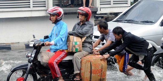 Diguyur Hujan Lebat, Dua RT dan Tiga Ruas Jalan di Jakarta Banjir