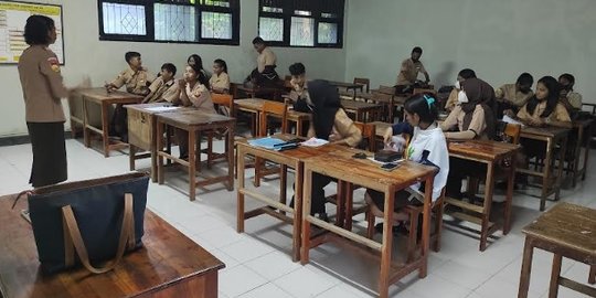 Protes Siswa SMA Kupang: Buat Masuk Kampus Negeri Bukan dengan Sekolah Jam 5 Pagi