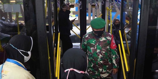 Antisipasi Pelecehan Seksual, Personel TNI Berjaga di Bus dan Halte TransJakarta
