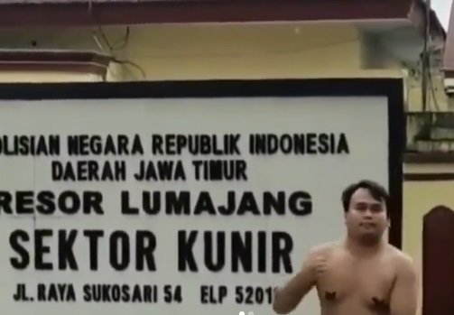 pria sok jago joget telanjang dada di depan polsek kunir lumajang ending nya begini