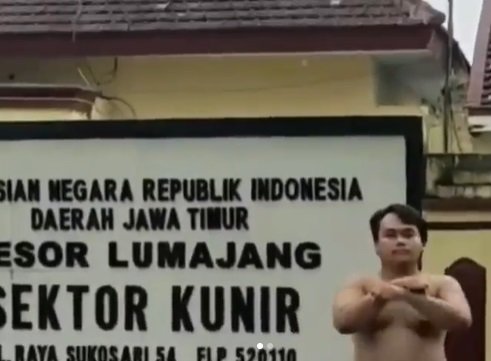 pria sok jago joget telanjang dada di depan polsek kunir lumajang ending nya begini