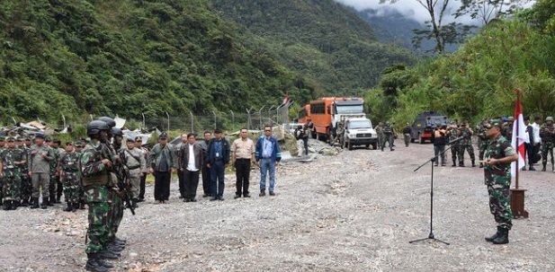 pasukan tni perang dengan kkb opm di pegunungan ini daftar korbannya
