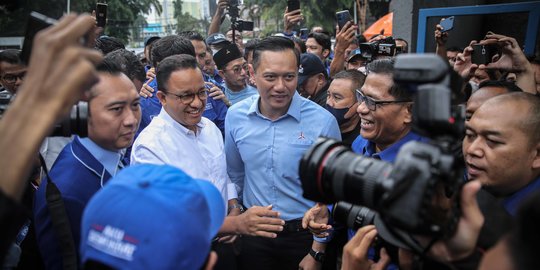 Momen AHY dan Riuh Simpatisan Sambut Meriah Anies Baswedan di Kantor Demokrat