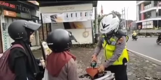 Baik Hati, Polisi Bantu Belikan Bensin Eceran untuk Anak Sekolah yang Motornya Mogok